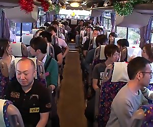 Japanske tøser på en bus, der kører pikke af tilfældige fremmede