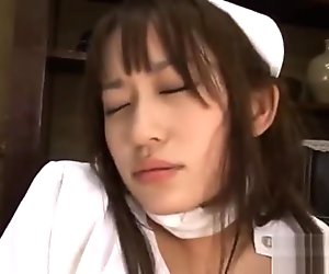 Infirmière chaude Mika Osawa baise un godemiché part3